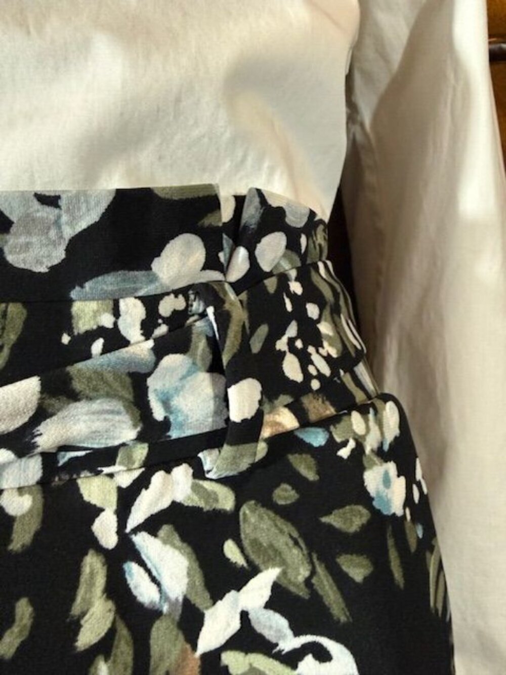 White House Black Market Aqua Floral Pleat Waist Belted 'The Tapered Ankle' Pant - Picture 7 of 13
